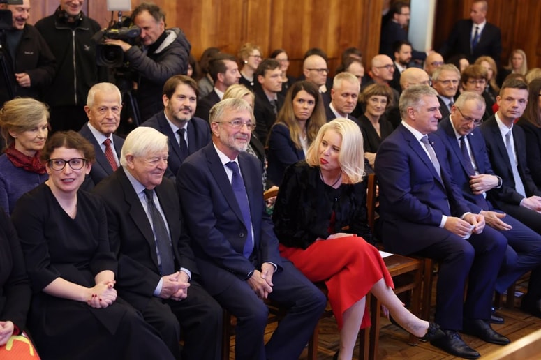 Slavnostne seje US za dan ustavnosti so se udeležili sodnica Beti Hohler z ICC (prva levo), Marko Bošnjak (zadnji z desne strani v prvi vrsti), prejšnji predsednik Evropskega sodišča za človekove pravice (ESČP), zdaj pa sodnik iz Slovenije na Sodišču EU, predsednik vrhovnega sodišča Miodrag Đorđević, nekdanji slovenski predsednik Milan Kučan, aktualni slovenski politični vrh, predstavniki cerkvenega življenja ... 

 