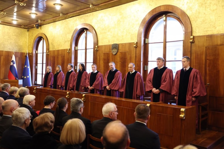 Ustavni sodniki so začasno zadržali izvajanje zakona o nujnih ukrepih za zagotavljanje javne varnosti.