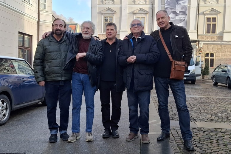 Člani skupin Buldožer na predstavitvi retrospektivnega paketa plošč pred Galerijo Vžigalica (z leve): Borut Činč, Boris Bele, Vili Bertok, Andrej Veble, Dušan Vran
