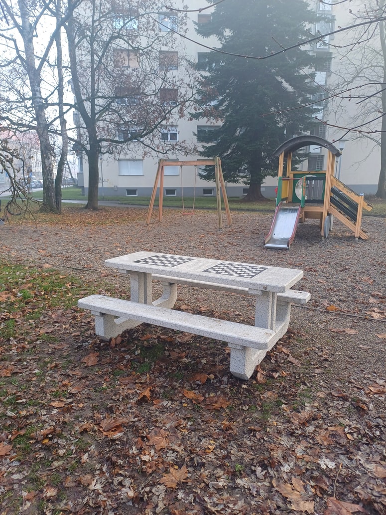 Javna miza za šah na Trgu Borisa Kidriča 
