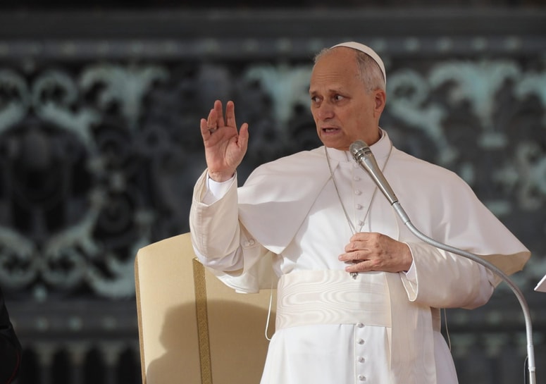 Če se papež zbudi sredi noči, se zateka k igranju spletnih igric, kot je Words With Friends.