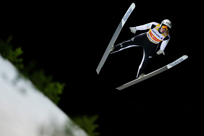 Čeprav je v drugi seriji za kar devet metrov preskočil Rjojuja Kobajašija, je Domen Prevc v spremenljivih pogojih zaostal za Japoncem. 