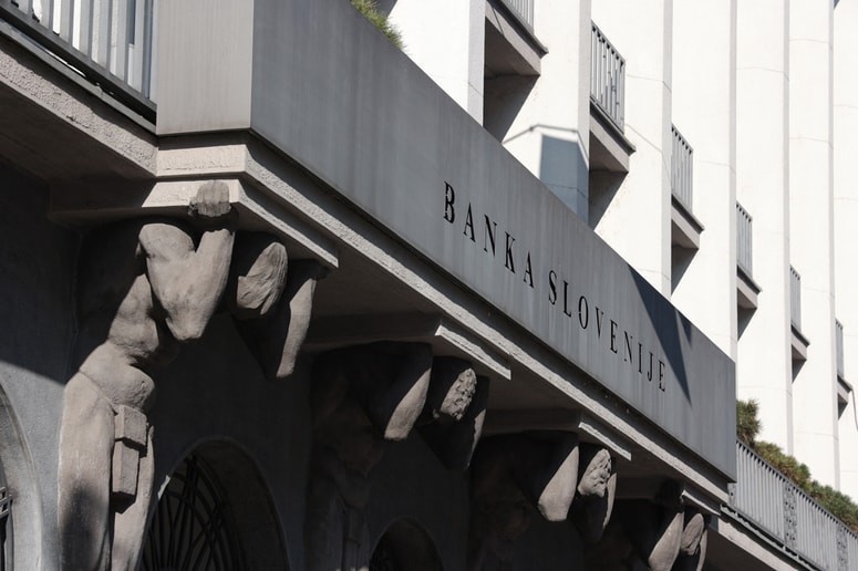 Rast gospodarske aktivnosti se je lani nadalje upočasnila in bila najnižja po letu 2020, predvsem zaradi krčenja v začetku leta, so v odzivu na danes objavljeno prvo oceno statističnega urada izpostavili v Banki Slovenije.