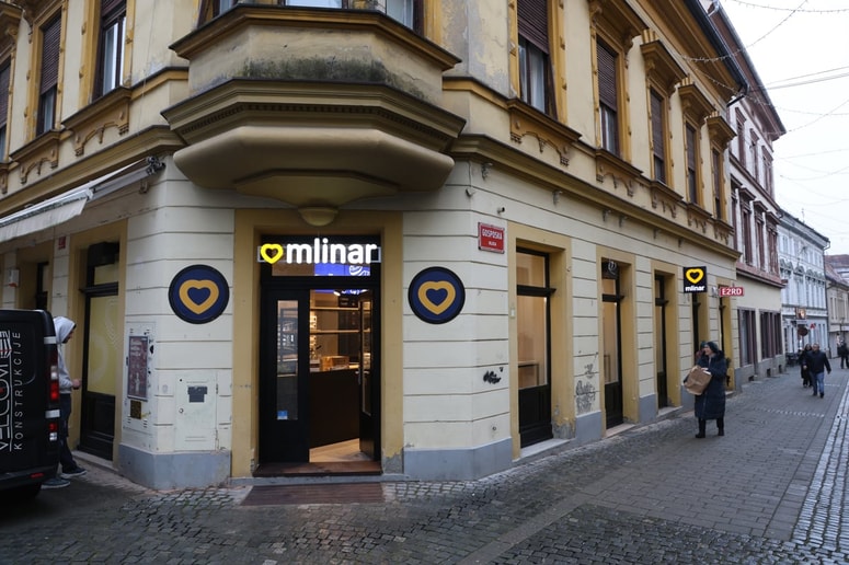 Nova Mlinarjeva poslovalnica je v neposredni bližini več drugih ponudnikov pekovskih izdelkov – v nekajminutnem peš krogu jih je v tem delu mestnega središča skupaj kar pet. 