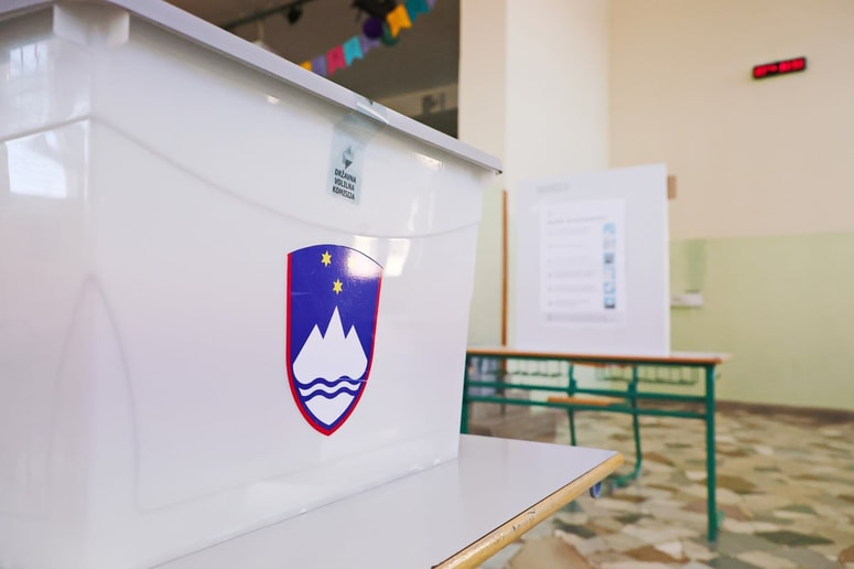 Glavna fotografija članka:Anketa: Vrstni red strank po odgovorih opredeljenih volivcev: SDS, Svoboda, SD, Demokrati, NSi ...