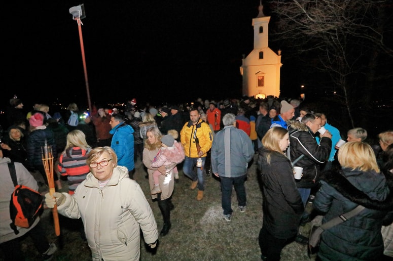 Glavna fotografija članka:Božični pohod z lučkami na Pekrsko gorco