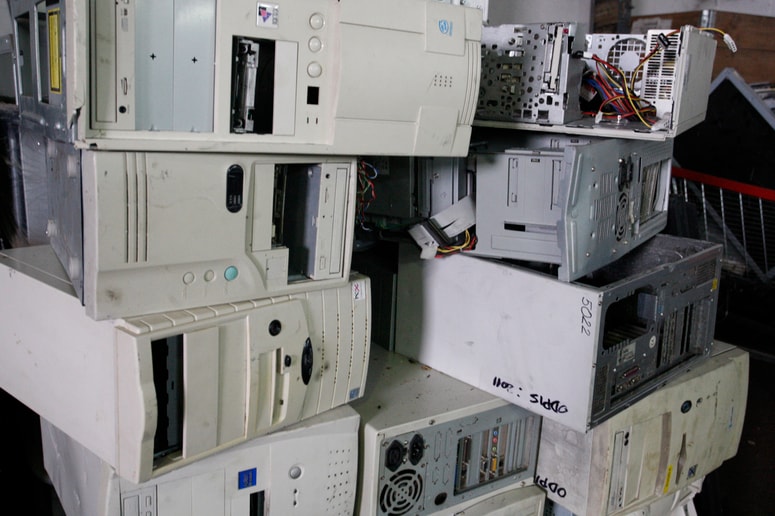 Je čas, da gre s starimi računalniki na smetišče zgodovine tudi določena, resda uveljavljena programska oprema v javnem sektorju?