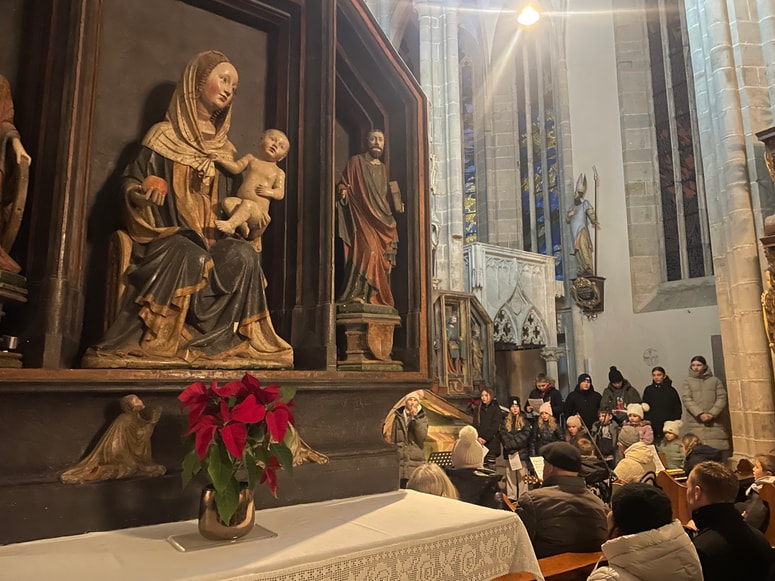 Kljub snežnim razmeram je tudi na tokratno otroško polnočnico na Ptujsko Goro prišlo veliko družin. 