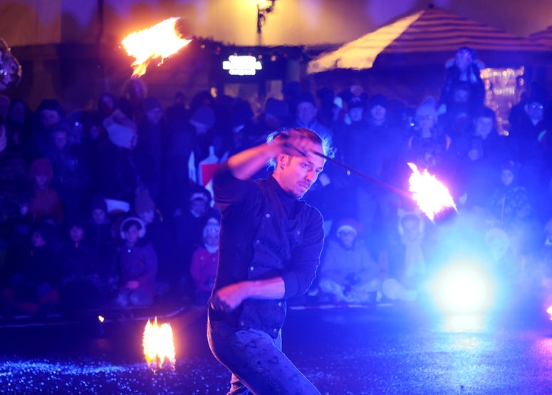 Češki žongler, glasbenik in tudi organizator festivala Raztoč fest je v Mariboru potrdil sloves vsestranskega performerja, ki brezhibno združuje vizualne učinke, glasbo in akrobacije.