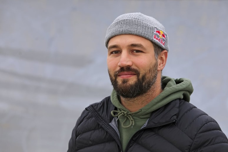 Glavna fotografija članka:(VIDEO) Edinstven spektakel nad Mariborom: Filip Flisar smučal s Piramide v soju prazničnih luči