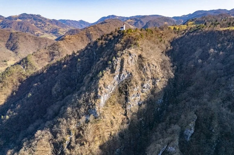 Pobočje z jamo Divje babe I in jamo Divje babe II 