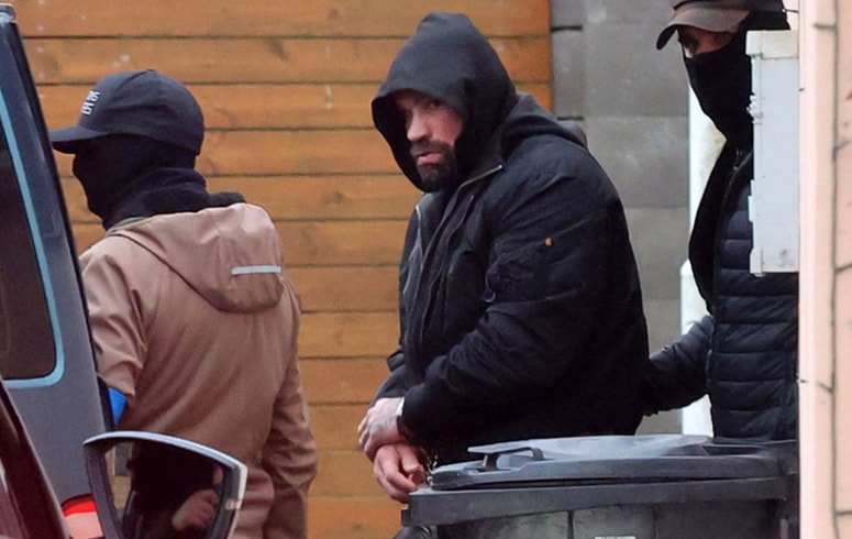 Specialna enota policije je Vemolo prestregla na cesti, ko je zapustil svojo vilo in se odpeljal na operacijo čeljusti.