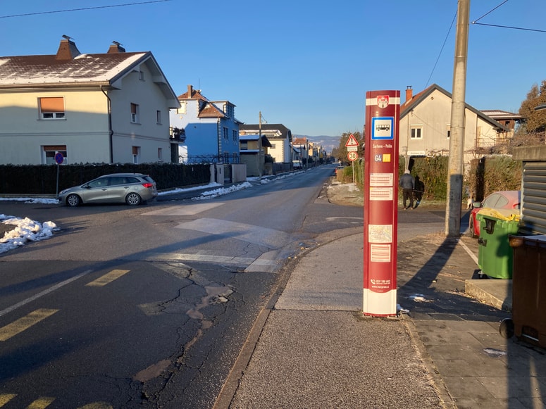 Namesto klopce in strehe - totem. Več kot sto takšnih postaj je na rednih linijah.