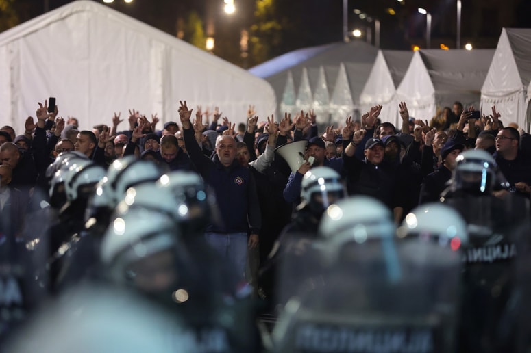 Vučić se je prebivalcem naselja, ki jih je označil za junake, zahvalil, ker so "čuvali Srbijo in ubranili državo".