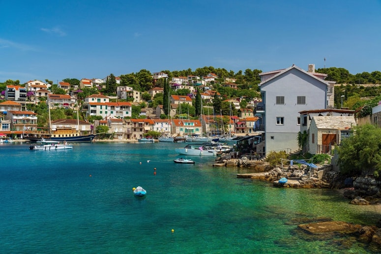 Najbolj problematičen vidik te črne gradnje ni le uzurpacija obale, temveč lokacija samega posega.