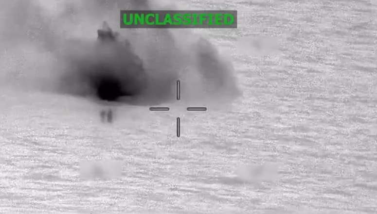 Posnetek uničenja čolna v morju v Tihem oceanu