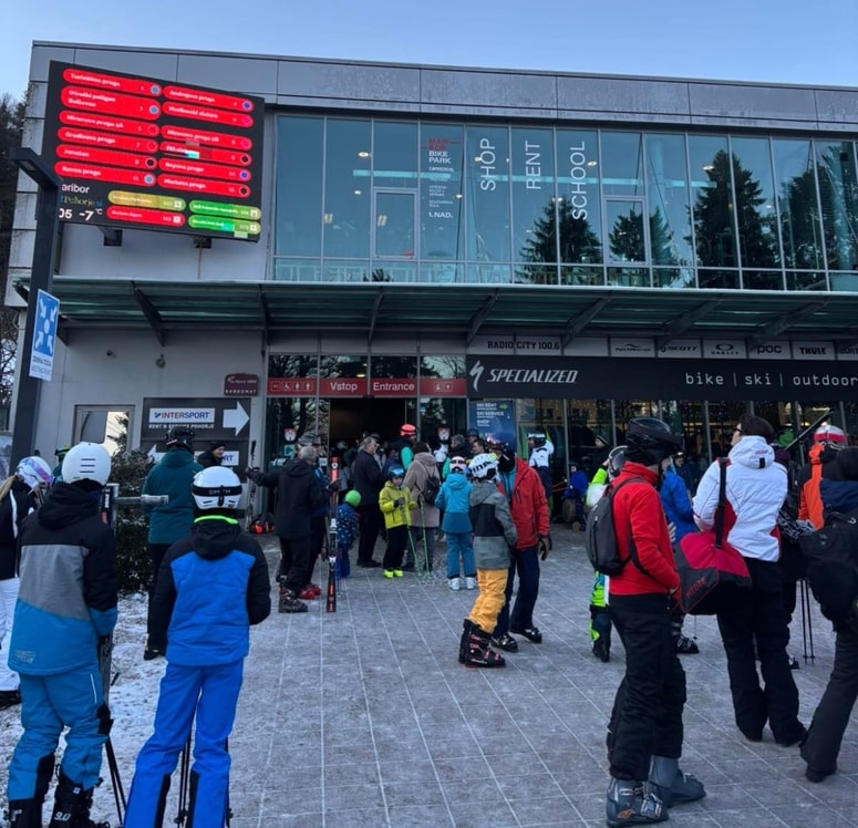 Čakanje na gondolo pod Pohorjem