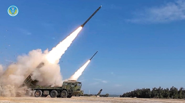 Kitajska vojska je izstrelila več raket dolgega dosega.