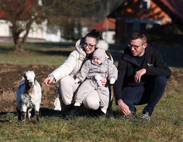 Dejan Ponikvar in Patricija Salobir uživata v družinskem življenju. 