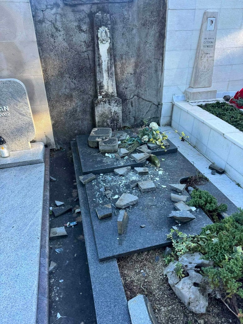 Skrunjeni grobovi na Škofijah