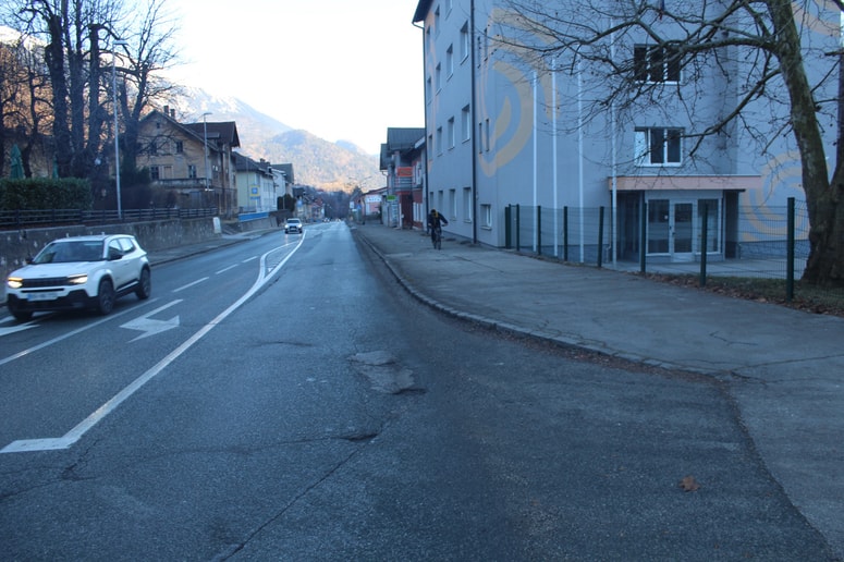 Kraj, kjer sta na Jesenicah trčila kolesar in voznik osebnega vozila.