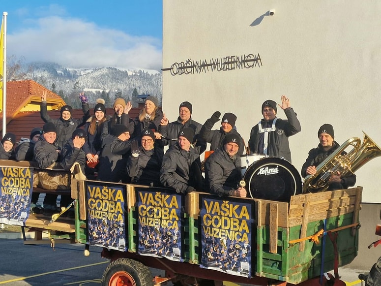 Vaška godba Vuzenica s tradicionalnim novoletnim voščilom razveseljuje krajane 