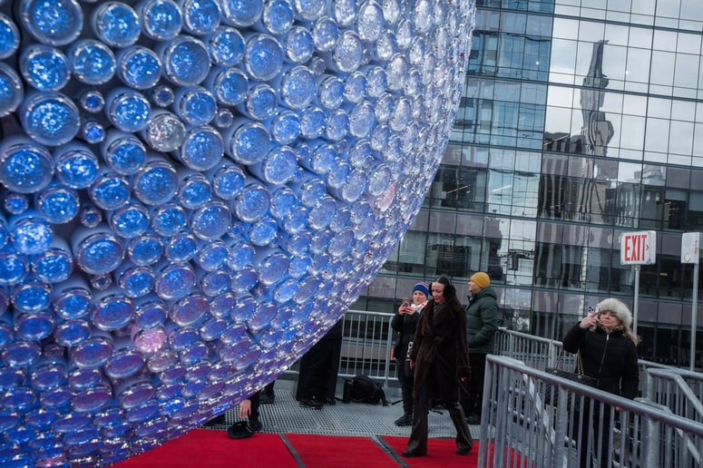 Glavna fotografija članka:(FOTO) Znamenita kristalna krogla se bo letos dvakrat spustila po drogu na newyorškem Times Squaru