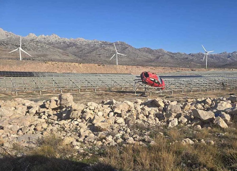 Voznik je obtičal na nosilcih solarnih panelov.