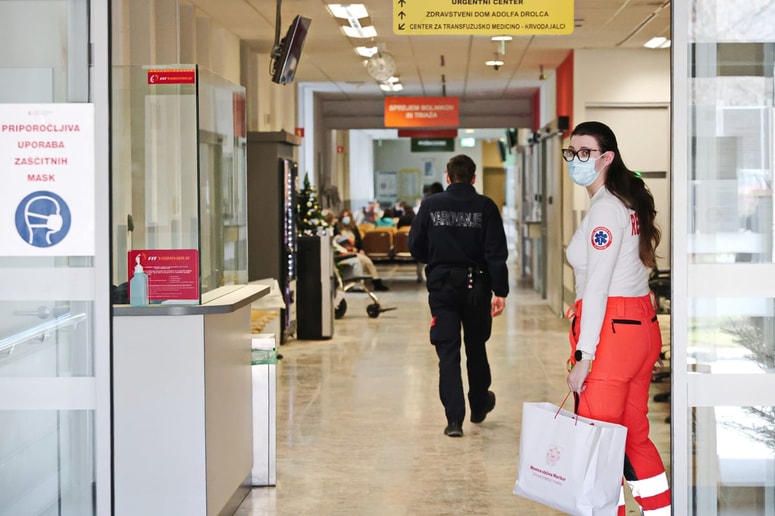 Glavna fotografija članka:(FOTO) Silvestrska noč v Mariboru: Več policijskih posredovanj, en pretep pred lokalom in težja poškodba s pirotehniko