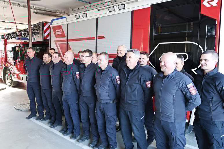 Glavna fotografija članka:(FOTO) Silvestrska noč za mariborske gasilce brez počitka: "Pogosto si kdo vošči prav na intervenciji"