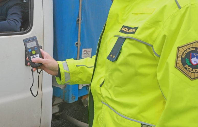 Ugotovili so, da gre za 49-letnega voznika, ki je imel v litru izdihanega zraka 0,74 miligramov alkohola oziroma 1,5 promila.