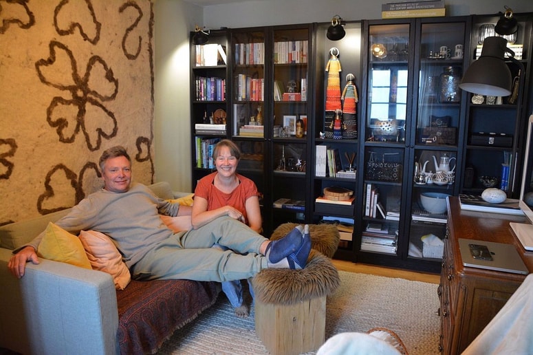 Corby Phillips in Andrew Kelly prihajata iz Južne Afrike, svoje trenutno zatočišče pa sta našla v Pišecah.