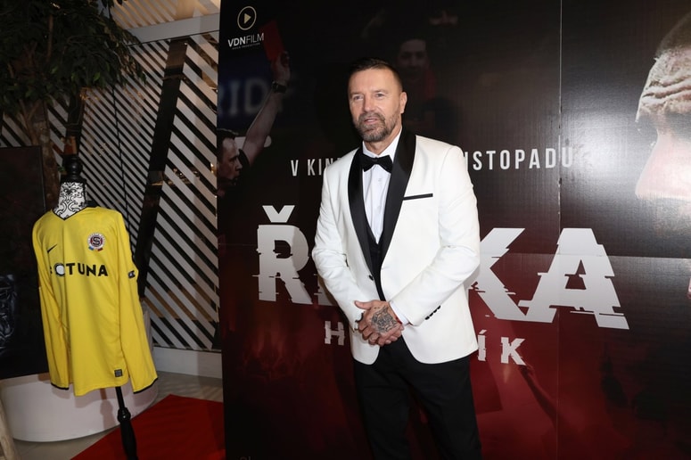 Za njegovim uspehom se je dolga leta skrivala ranljiva osebna zgodba, ki jo je zdaj razkril v novem dokumentarnem filmu.