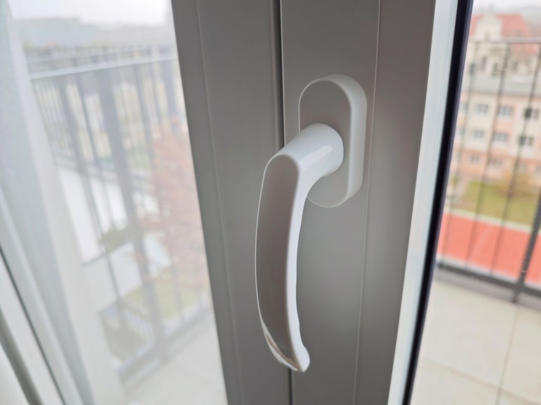 Svojega moža je ponesreči zaklenila na balkon.