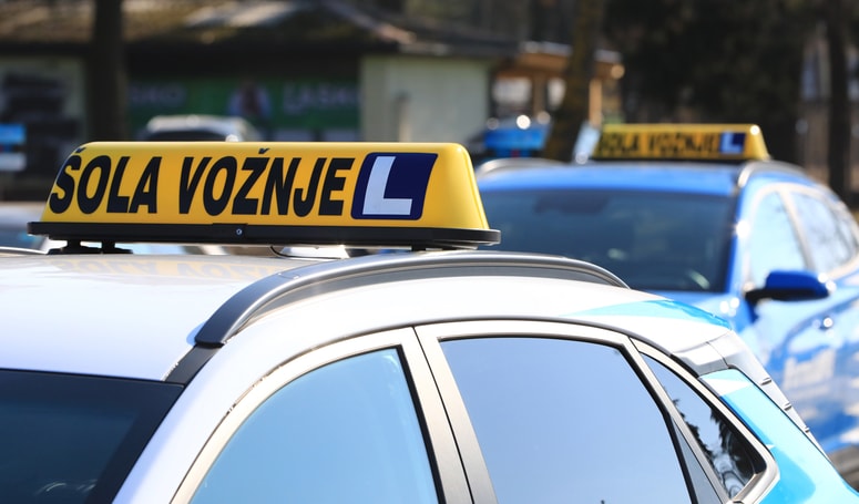 Uvedba nujne (vsaj) osnovnošolske izobrazbe za pogoj pridobitve vozniškega dovoljenja bi pomenila kup težav in - diskriminacijo?