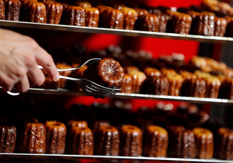 V izložbi svojega lokala je namreč izobesil napis, ki mimoidoče in goste sprašuje: "Bi bili vi pripravljeni plačati 6,80 evra za kos torte?"  Fotografija je simbolična. 