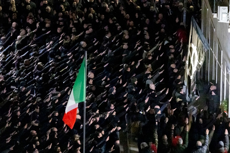 Glavna fotografija članka:Na shodu v Rimu spet iztegnjene desnice v fašistični pozdrav