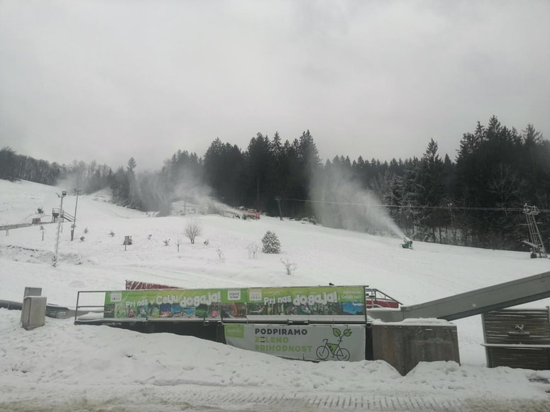 Zasneževanje smučišča pri Celjski koči 