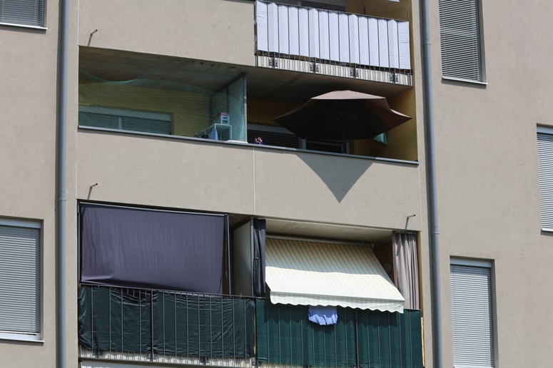 Skočila je z balkona, ki se nahaja v prvem nadstropju zgradbe. Fotografija je simbolična. 