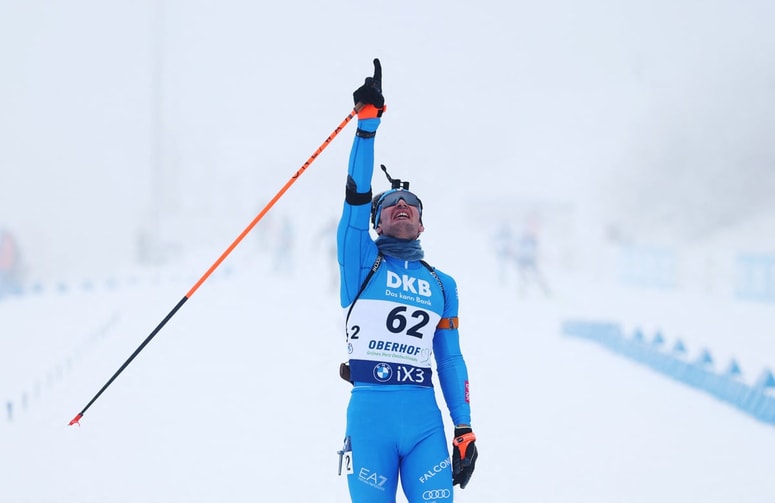 Tommaso Giacomel je s črnim žalnim trakom na rokavu zmago takole poklonil tja gor - preminulemu Norvežanu Sivertu Bakkenu. 