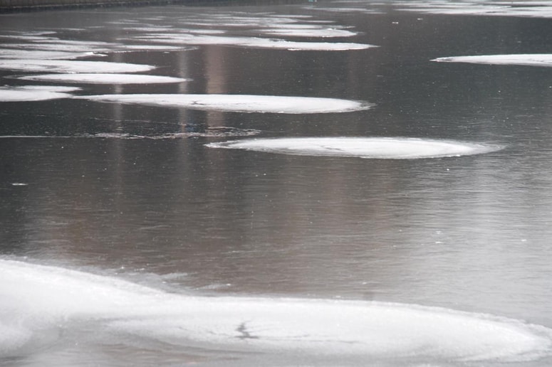 V tako hladni vodi človek ne more preživeti več kot nekaj ur, zato domnevajo, da je turistka umrla. Fotografija je simbolična. 