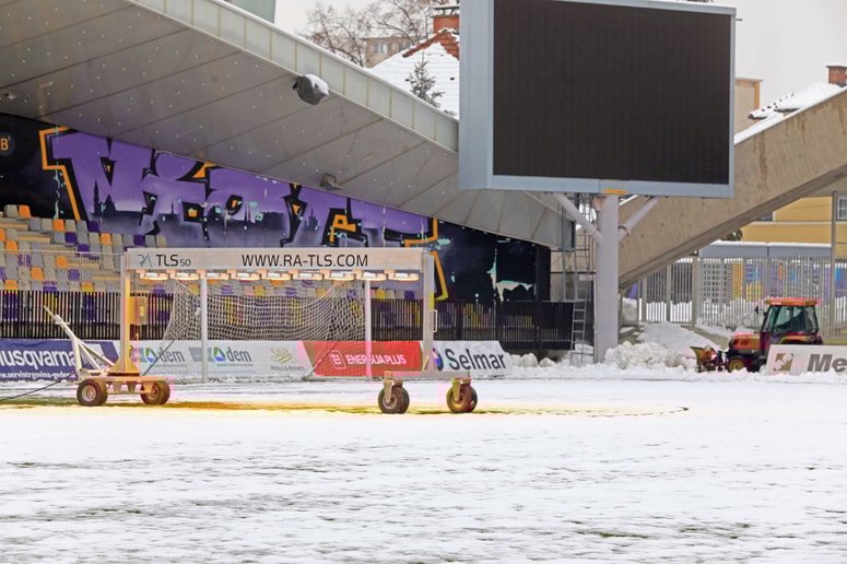 Snežne razmere vplivajo tudi na nogomet.