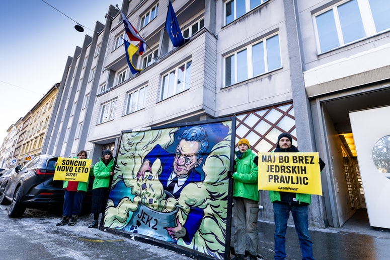 Aktivisti Greenpeaca Slovenija so pred poslopjem Vlade RS predsedniku vlade dr. Robertu Golobu 