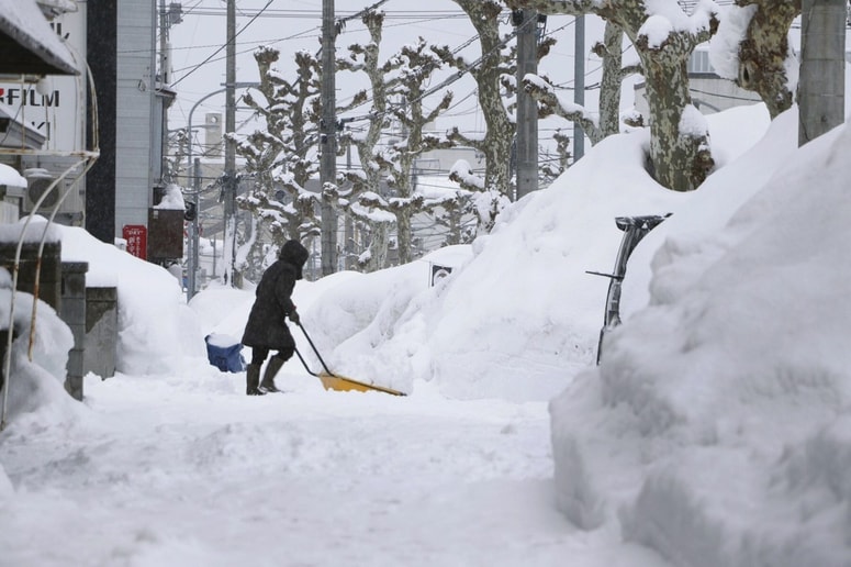 Od novembra pa vse do aprila so ulice dobesedno zakopane pod snegom.