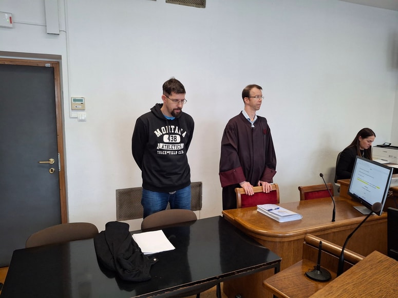 Janez Porenta, škofjeloški učitelj verouka in novinar, tik pred izrekom sodbe za posedovanje posnetkov spolnih zlorab otrok. 