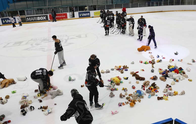 Po zadnjem zvoku sirene so se na led vsule igrače. 