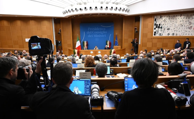 Novinarji na tiskovni konferenci premierke Giorgie Meloni