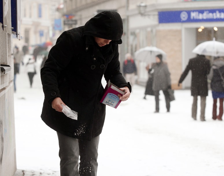 V mnogih mestih je uporaba soli za zasebne namene že prepovedana. Fotografija je simbolična. 