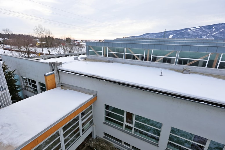 Za Lesarsko šolo Maribor je bilo ugotovljeno, da strešna konstrukcija dolgoročno ni varna in zahteva celovito sanacijo.  