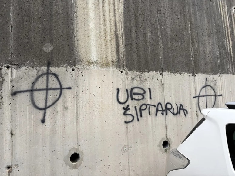 V soboto zvečer so policistom iz Izole poročali, da je nekaj pred 21. uro skupina mladostnikov na avtobusni postaji, pri tamkajšnji trgovini, na pročelje hiše narisala grafit.